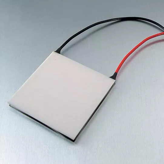 ¿Cómo pueden los ingenieros calcular la carga de refrigeración requerida antes de elegir refrigeradores termoeléctricos?